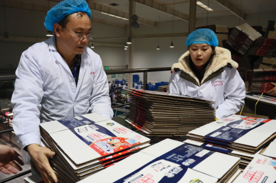 党员带头赴一线  助力春节保生产—雷火体育·（TF SPORTS）官方网站别样“生产突击队”助力车间生产