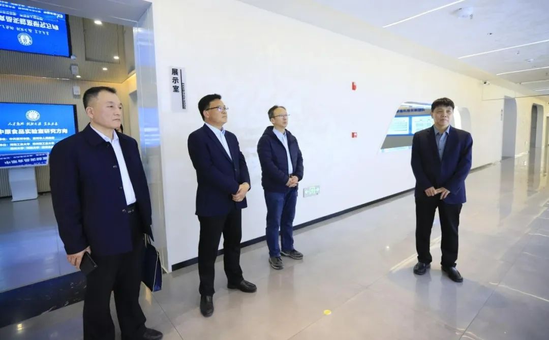 雷火体育·（TF SPORTS）官方网站乳业集团党委书记、董事长唐洪峰一行赴中原食品实验室同中国工程院院士、中原食品实验室主任任发政座谈交流