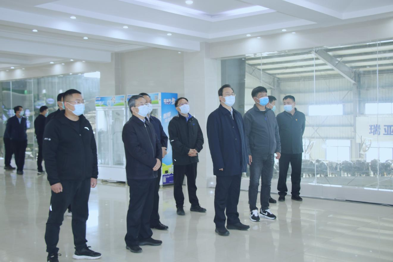 河南省人大常委会党组书记、副主任孔昌生莅临雷火体育·（TF SPORTS）官方网站鲁山瑞亚牧场参观调研