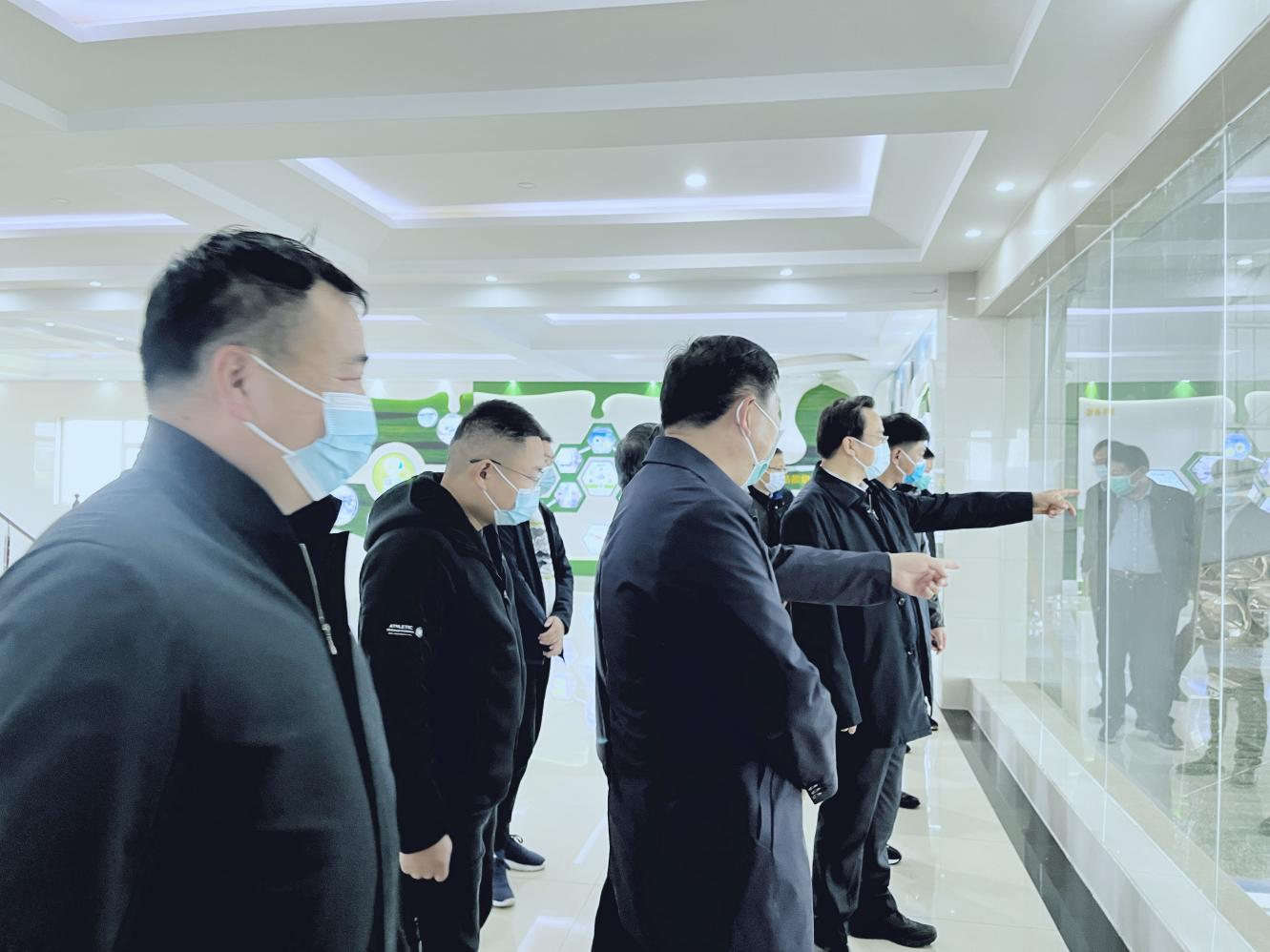 河南省人大常委会党组书记、副主任孔昌生莅临雷火体育·（TF SPORTS）官方网站鲁山瑞亚牧场参观调研