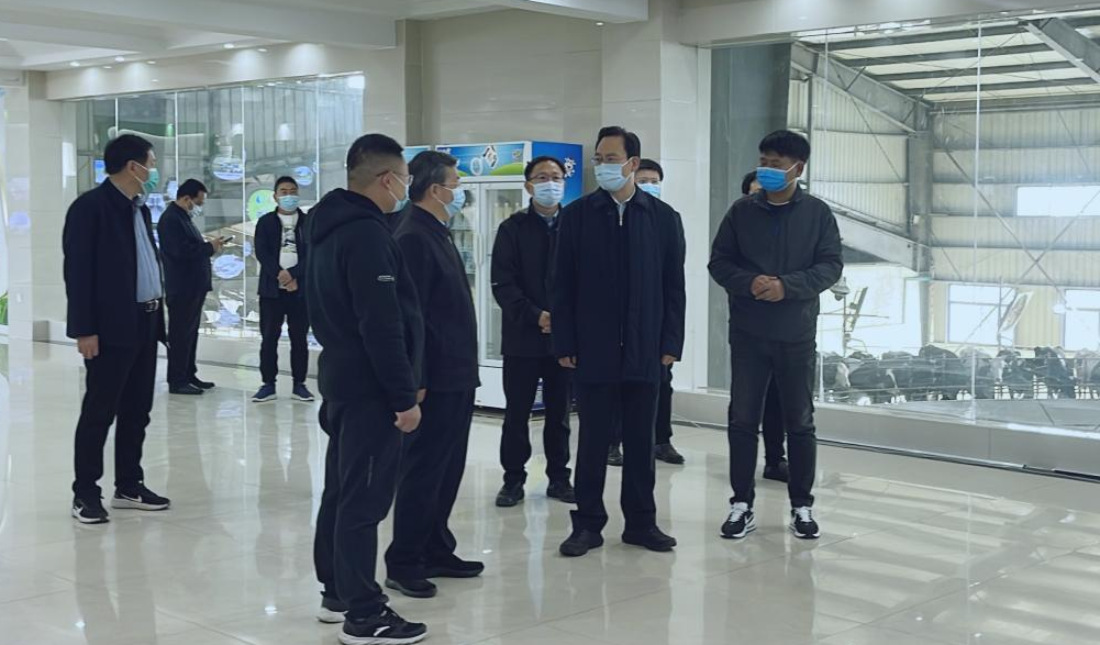 河南省人大常委会党组书记、副主任孔昌生莅临雷火体育·（TF SPORTS）官方网站鲁山瑞亚牧场参观调研