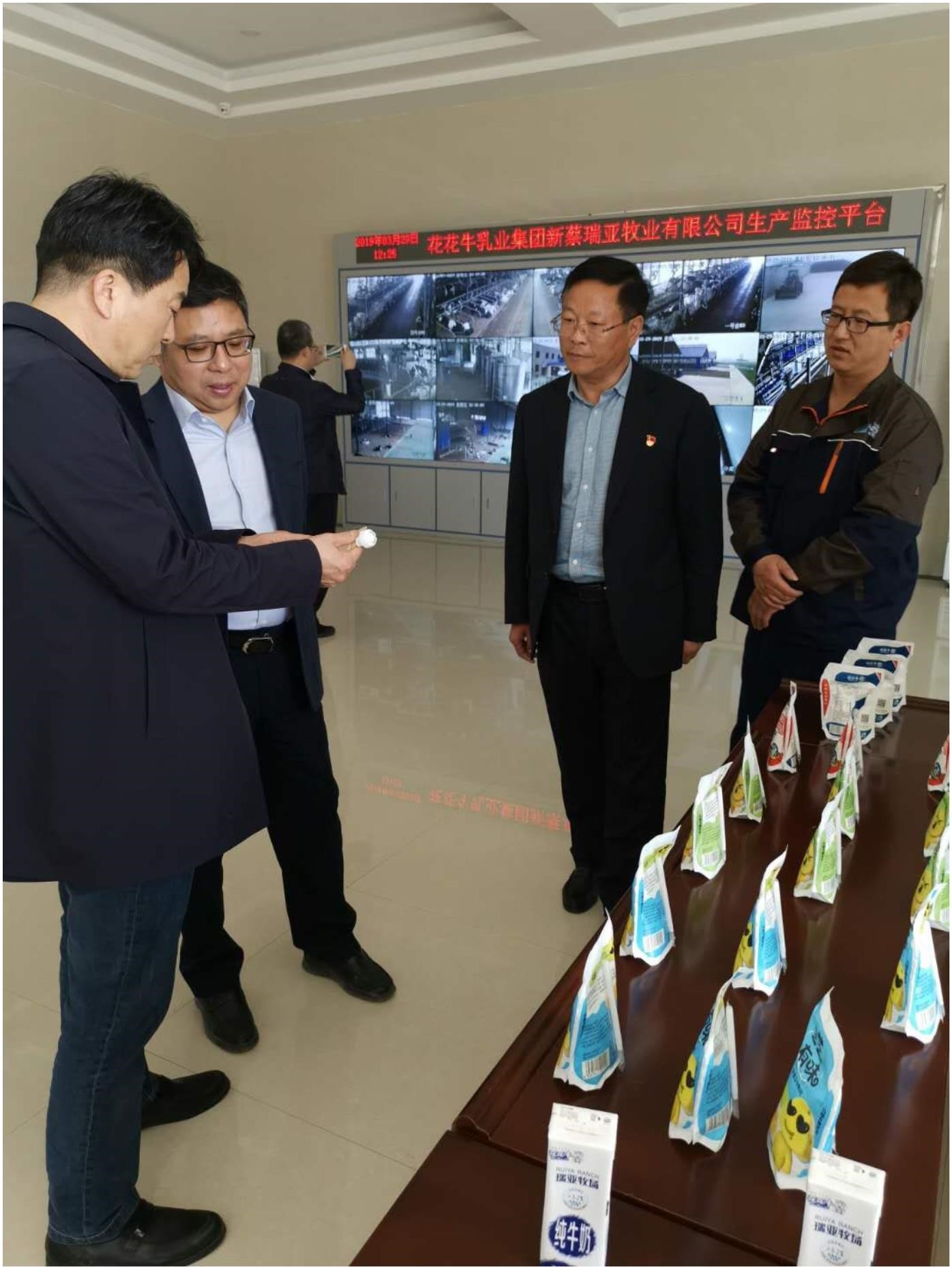 中国建设银行河南省分行行长石永拴 莅临雷火体育·（TF SPORTS）官方网站新蔡瑞亚牧业有限公司考察调研