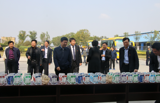 河南省农牧业产业扶贫工作观摩团莅临雷火体育·（TF SPORTS）官方网站集团·鲁山瑞亚牧业有限公司参观考察