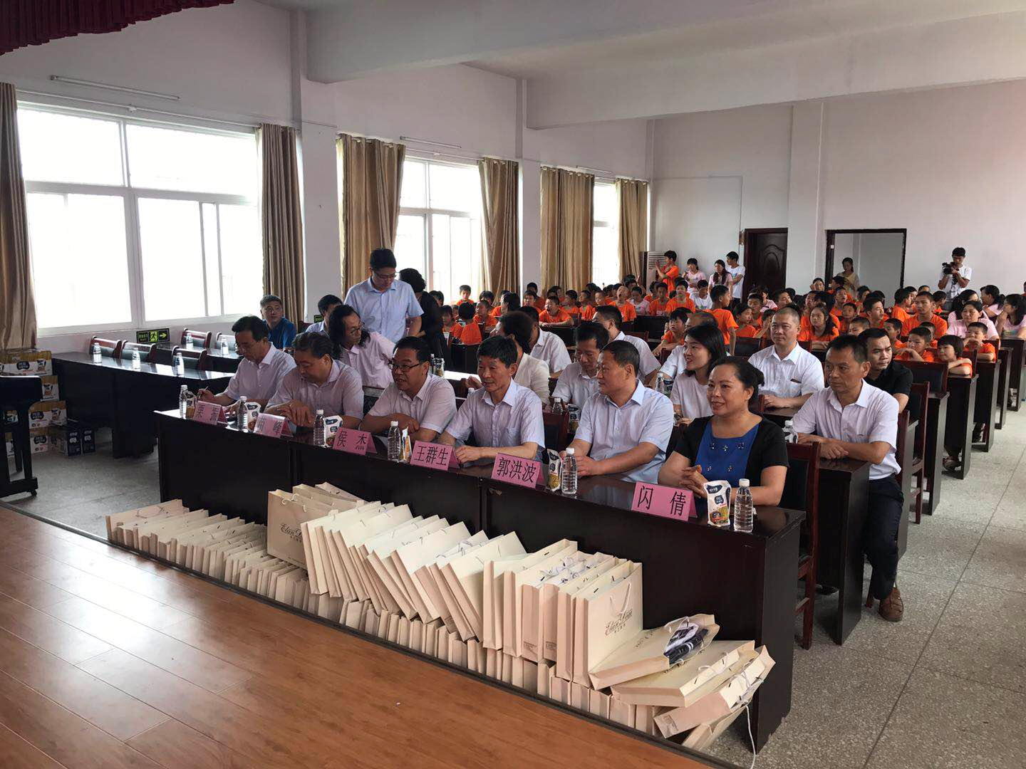 “关爱特殊儿童，让爱洒满人间—雷火体育·（TF SPORTS）官方网站乳业集团2018中国小康牛奶行动” 公益助学泌阳捐赠仪式