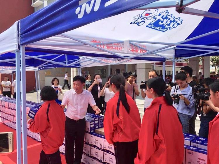 “健康中原，牛奶伴您行——雷火体育·（TF SPORTS）官方网站乳业集团2018中国小康牛奶行动” 公益助学启动仪式隆重举行