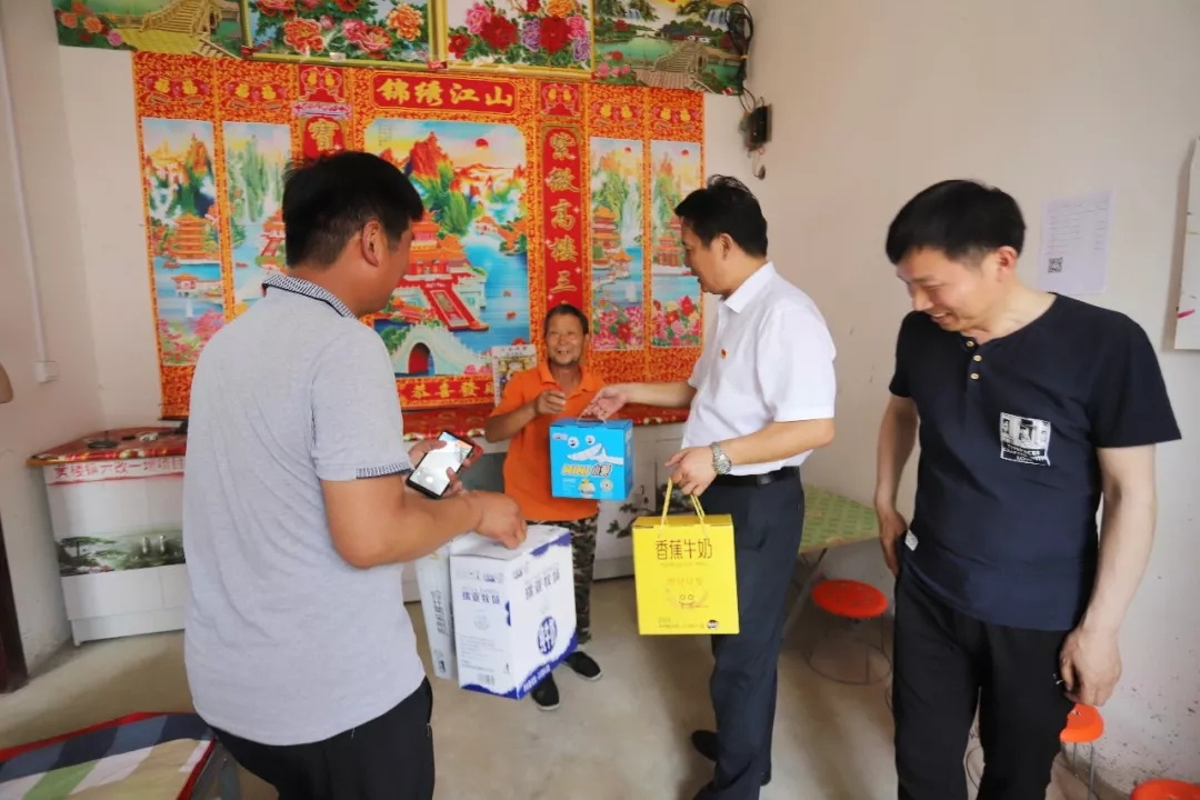 雷火体育·（TF SPORTS）官方网站乳业集团走访慰问贫困户 结对帮扶暖人心