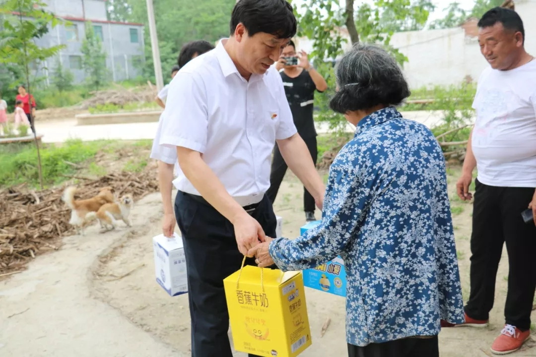 雷火体育·（TF SPORTS）官方网站乳业集团走访慰问贫困户 结对帮扶暖人心