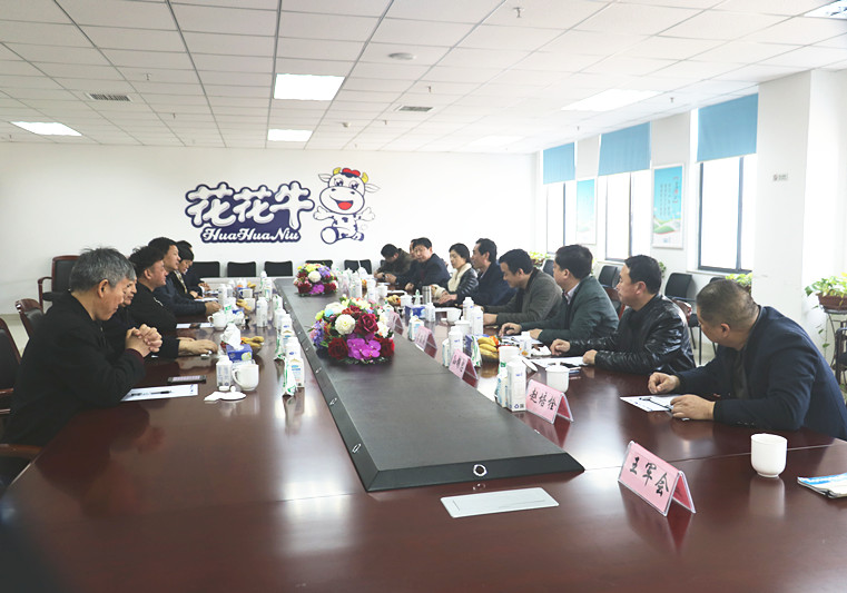封丘县县长王献臣一行莅临 雷火体育·（TF SPORTS）官方网站集团养殖、乳品事业部参观调研