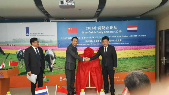 雷火体育·（TF SPORTS）官方网站牛气冲天！农业部长品尝“领畅”点赞，又获国际奶业平台青睐