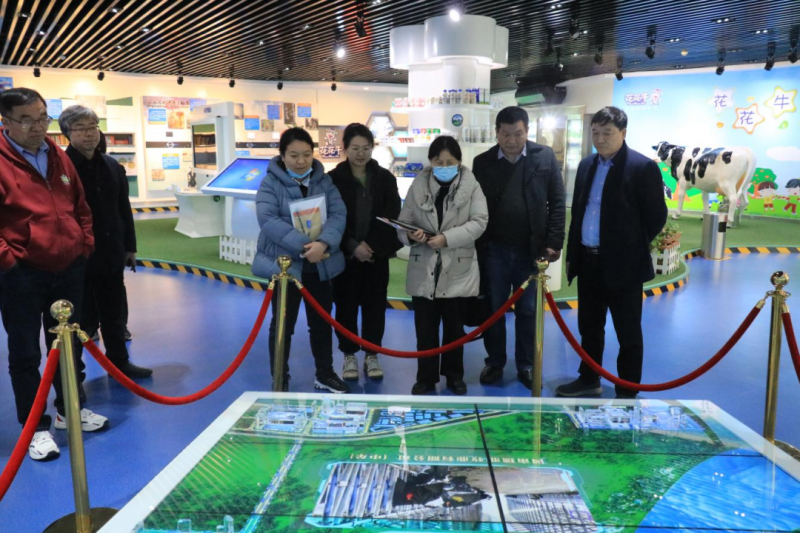 雷火体育·（TF SPORTS）官方网站丨农业农村部食物与营养发展研究所调研组徐伟平一行莅临雷火体育·（TF SPORTS）官方网站乳业集团考察调研