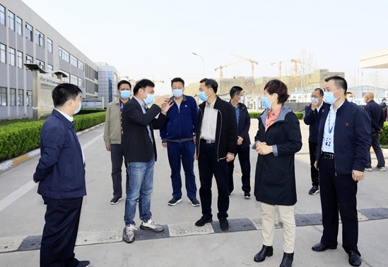 郑州市人大副主任孙黎、市政府副市长李喜安一行 莅临雷火体育·（TF SPORTS）官方网站开展“三送一强”活动