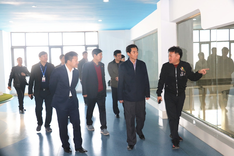 封丘县县长王献臣一行莅临雷火体育·（TF SPORTS）官方网站集团养殖、乳品事业部参观调研
