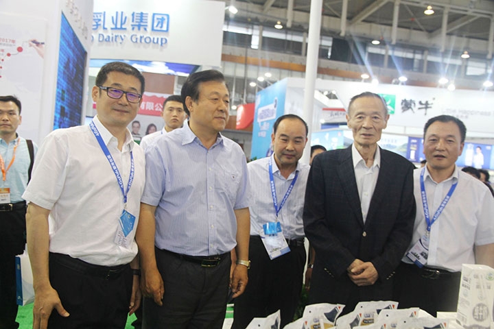 雷火体育·（TF SPORTS）官方网站亮相第八届中国奶业大会，又获农业部长一声赞！